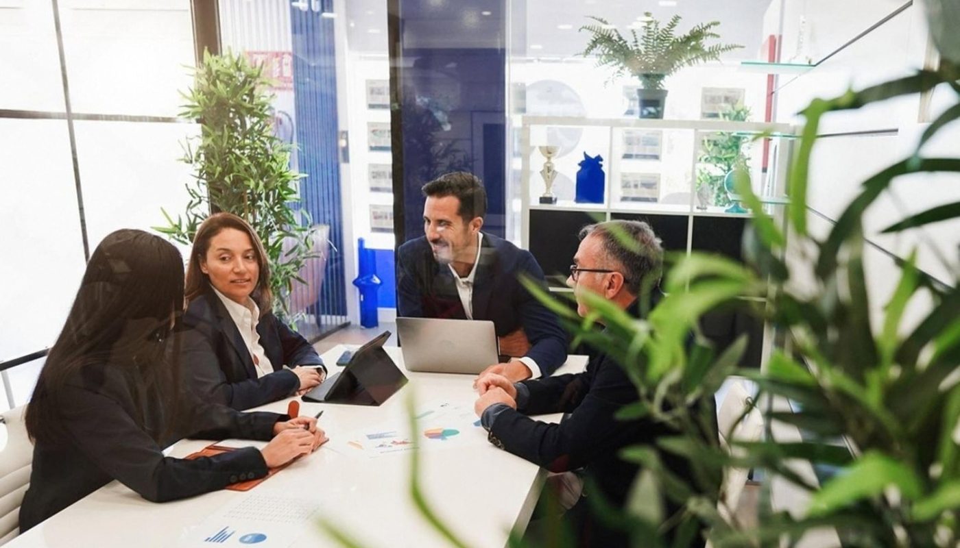 Due diligence consultants advising a UAE client during a pre-acquisition review